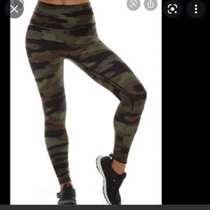 EUC Kdeer camo leggings XS